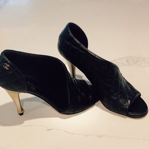 Black Chanel heals